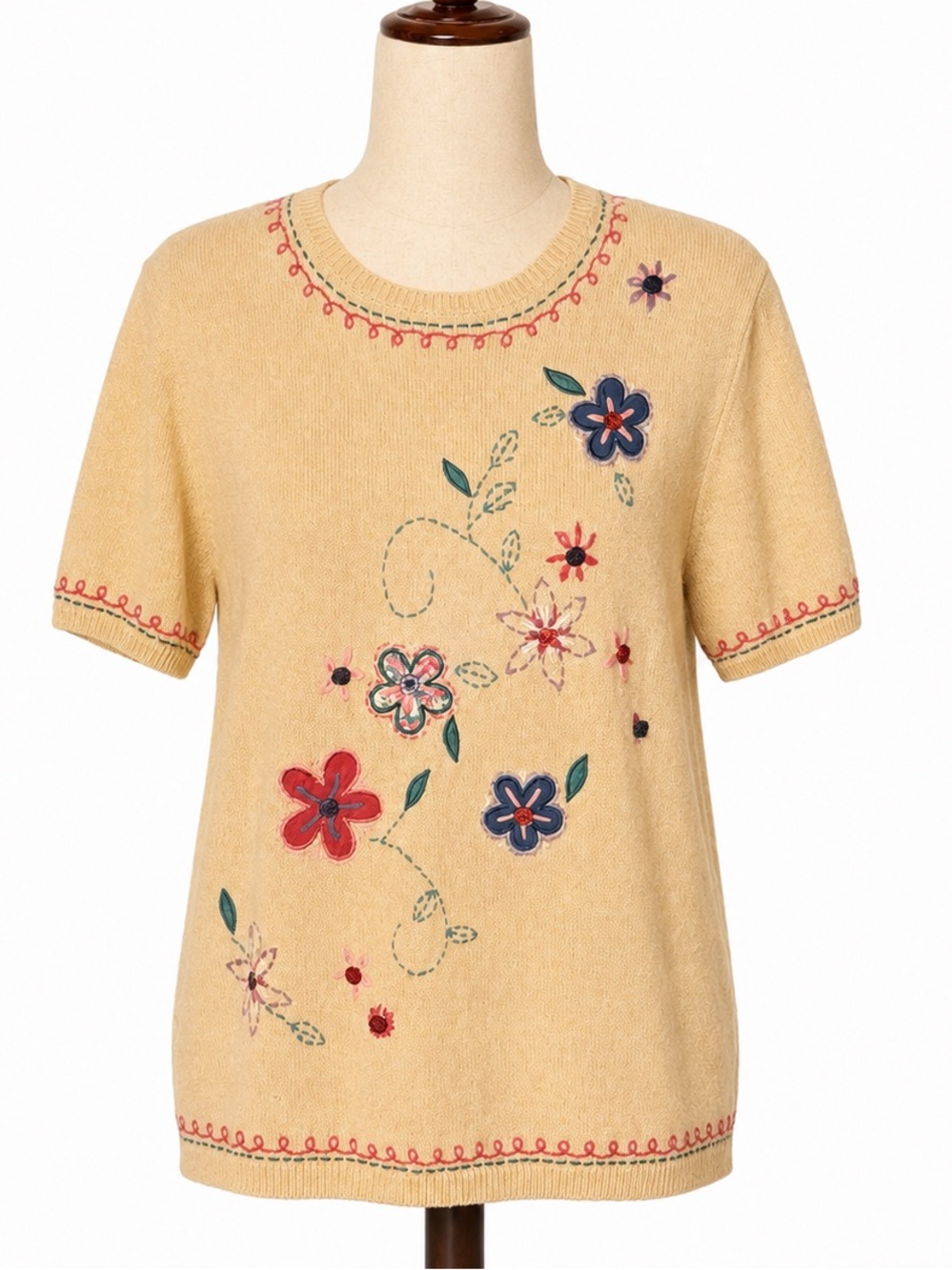 Vintage Cottagecore GrandmaCore sweaty shirt blouse. Embroidered flowers- L